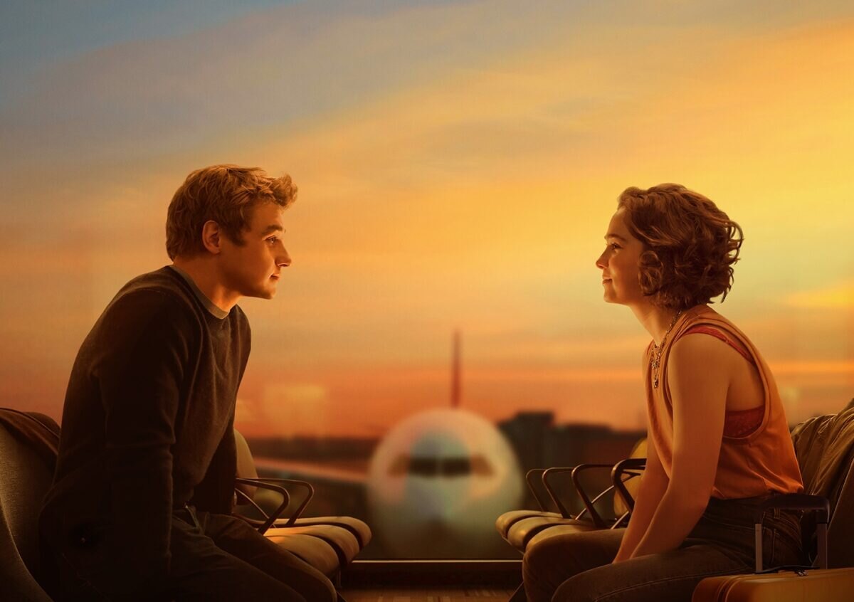 Hadley a Ben na letišti při západu slunce. Film Láska na první pohled.