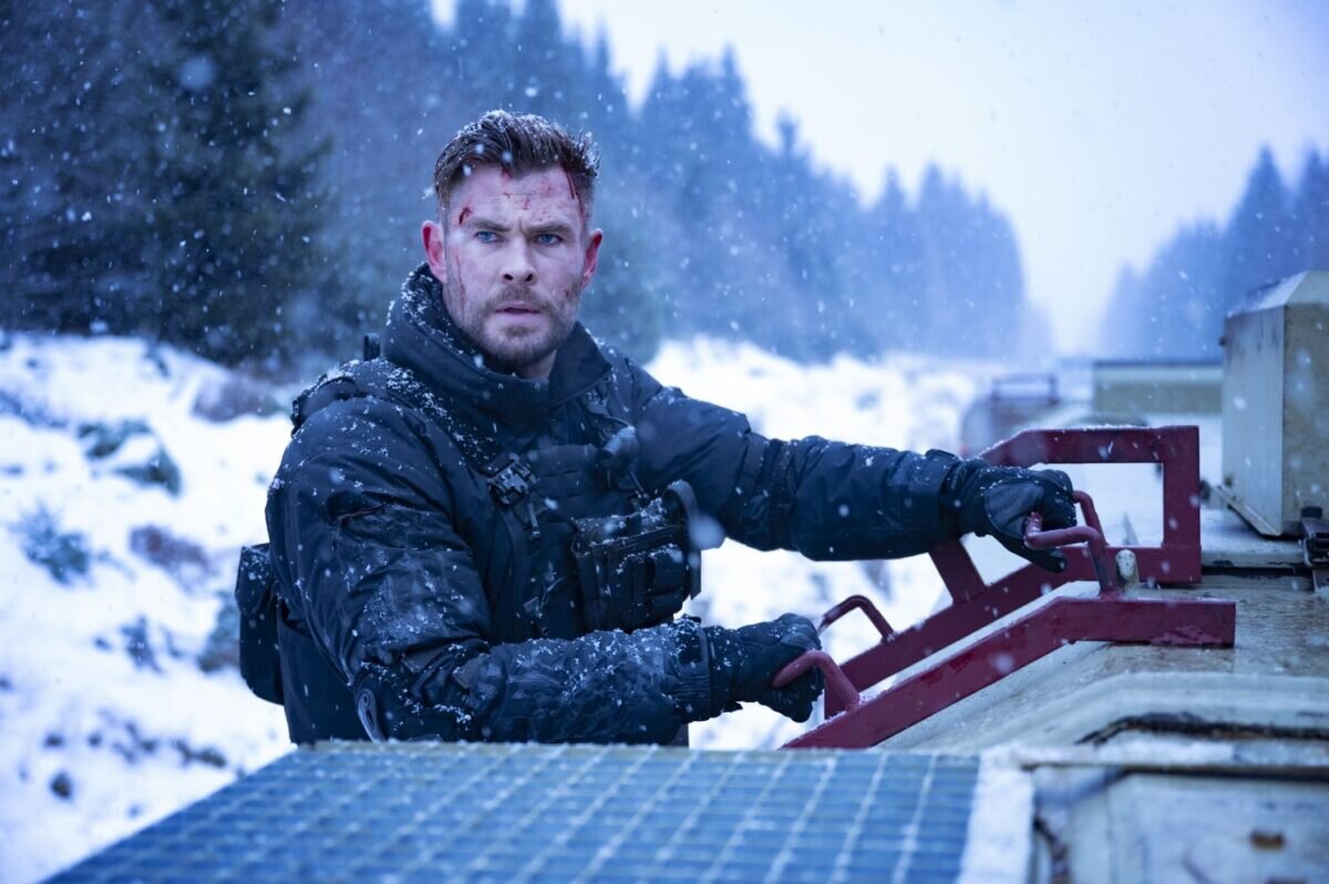 Chris Hemsworth jako Tyler Rake v akčním snímku Vyproštění.