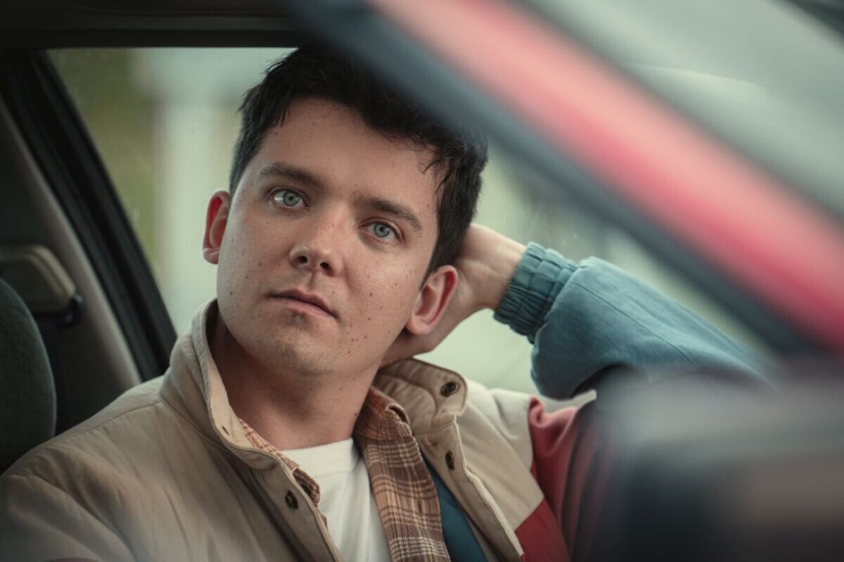 Asa Butterfield sedí v autě jako Otis Milburn ve čtvrté řadě Sexuální výchovy.