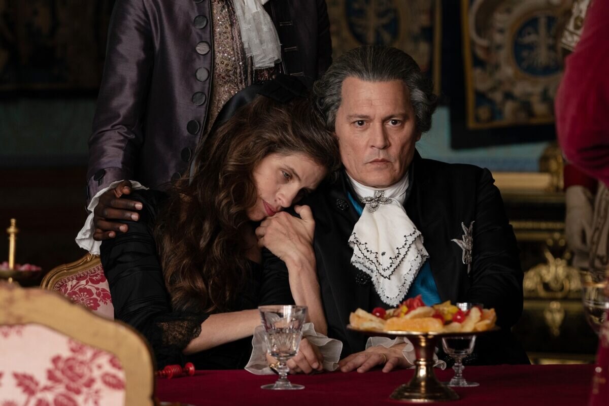 Johnny Depp jako král a Maïwenn jako jeho milenka ve filmu Jeanne du Barry - Kráľova milenka