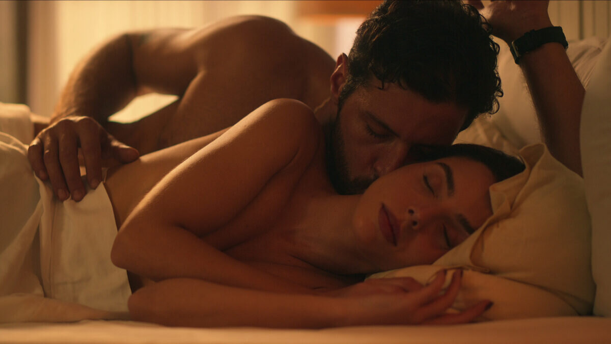 Leandro Lima jako Marco a Giovanna Lancellotti jako Babi v erotickém thrilleru Šťastně podvedená.