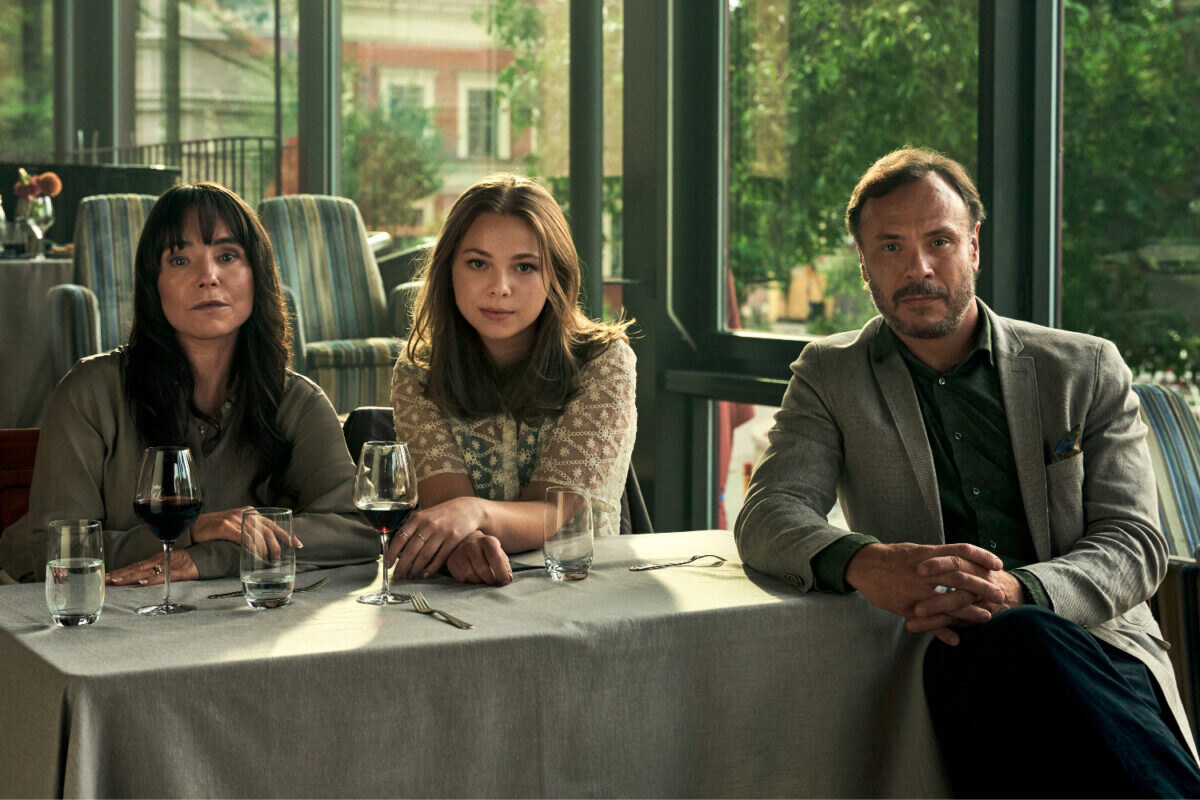 Lo Kauppi, Alexandra Karlsson Tyrefors a Björn Bengtsson v kriminálním thrilleru Skoro normální rodina.