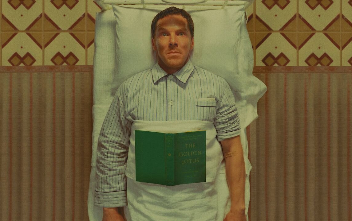 Benedict Cumberbacth jako Harry Popee ležící v posteli se strnulým výrazem ve tváří.
