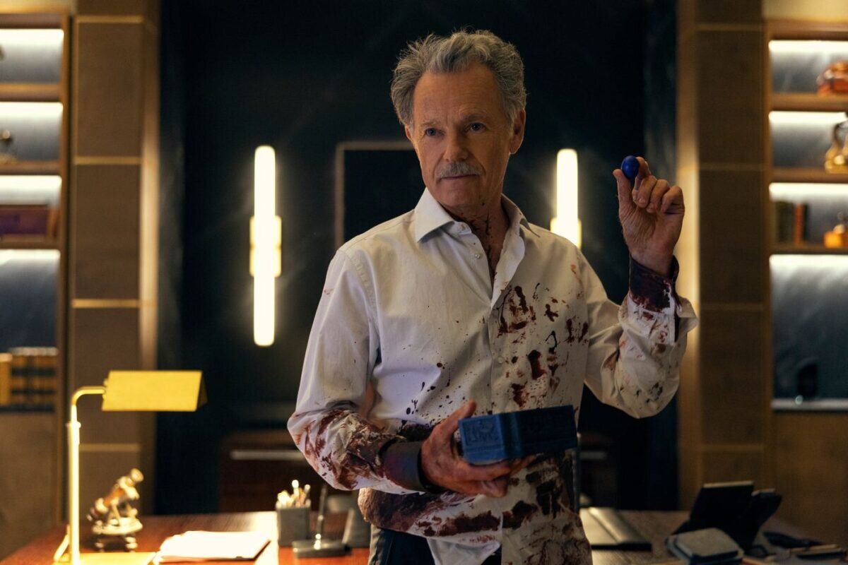 Bruce Greenwood jako Roderick Usher potřísněný krví v hororu Pád domu Usherů.