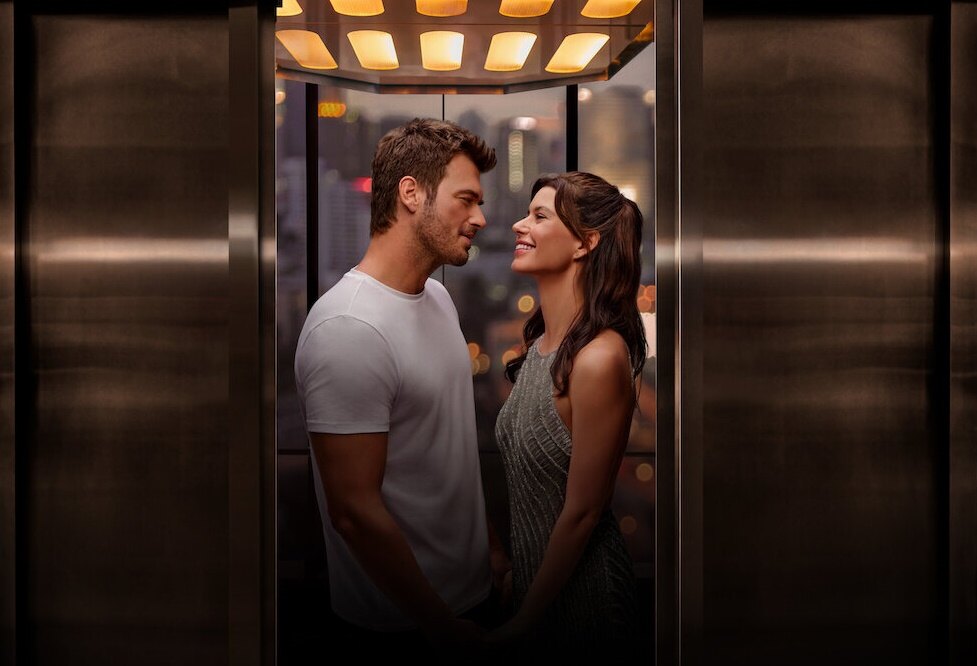 Mehmet a Serin ve výtahu ve filmu Istanbul, poslední výzva