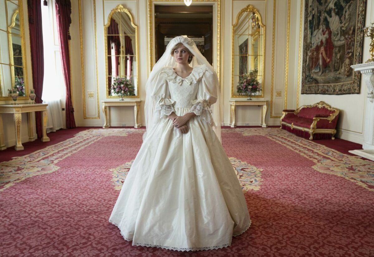 Emma Corrin jako princezna Diana ve svatebních šatech