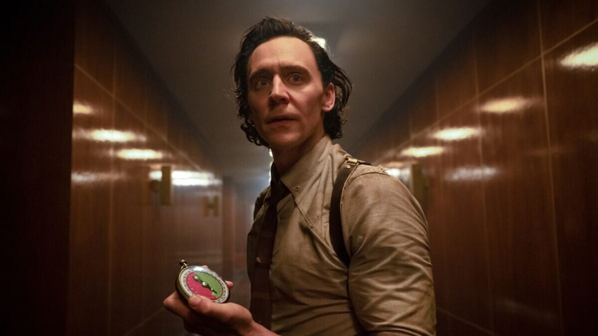 Tom Hiddleston v 2. řadě seriálu Loki.