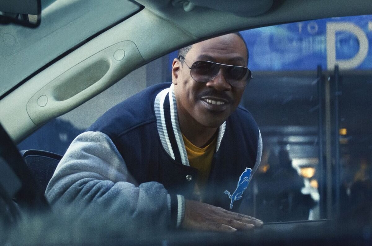 Eddie Murphy se dívá do okýnka auta jako Policajt z Beverly Hills.
