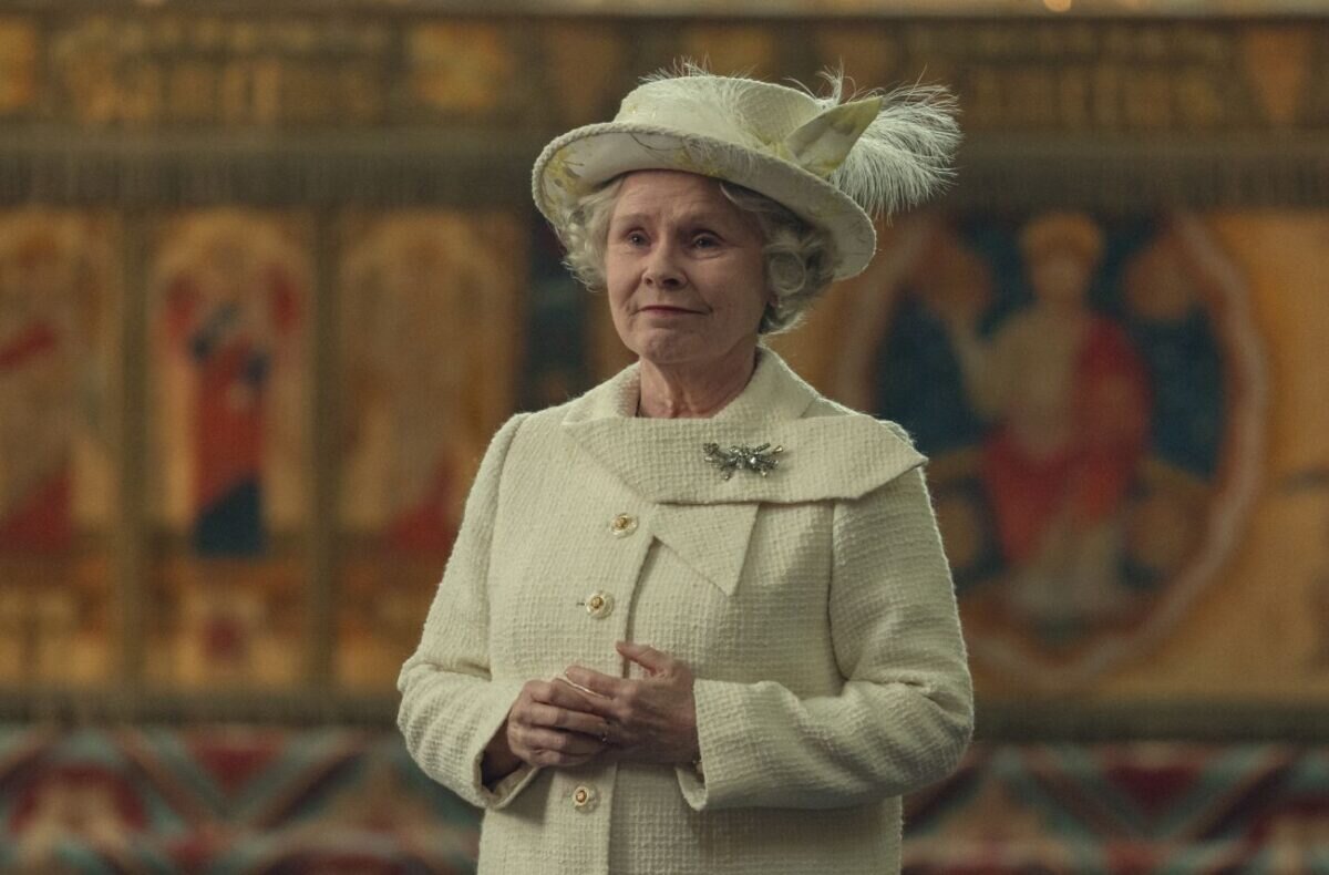 Královna Alžběta ve světlém kostýmku v seriálu Koruna.