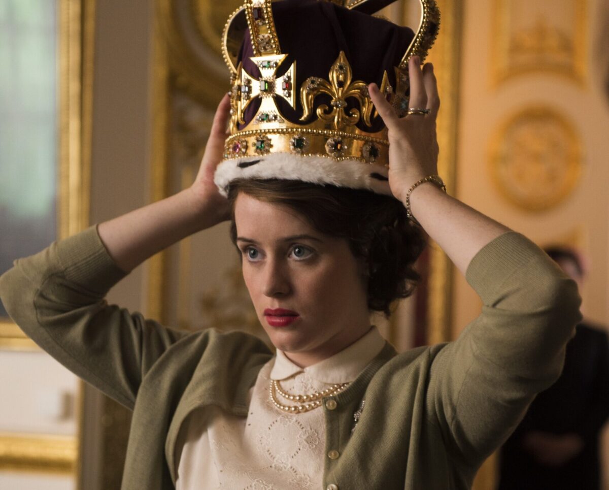 Claire Foy jako královna Alžběta v seriálu Koruna.