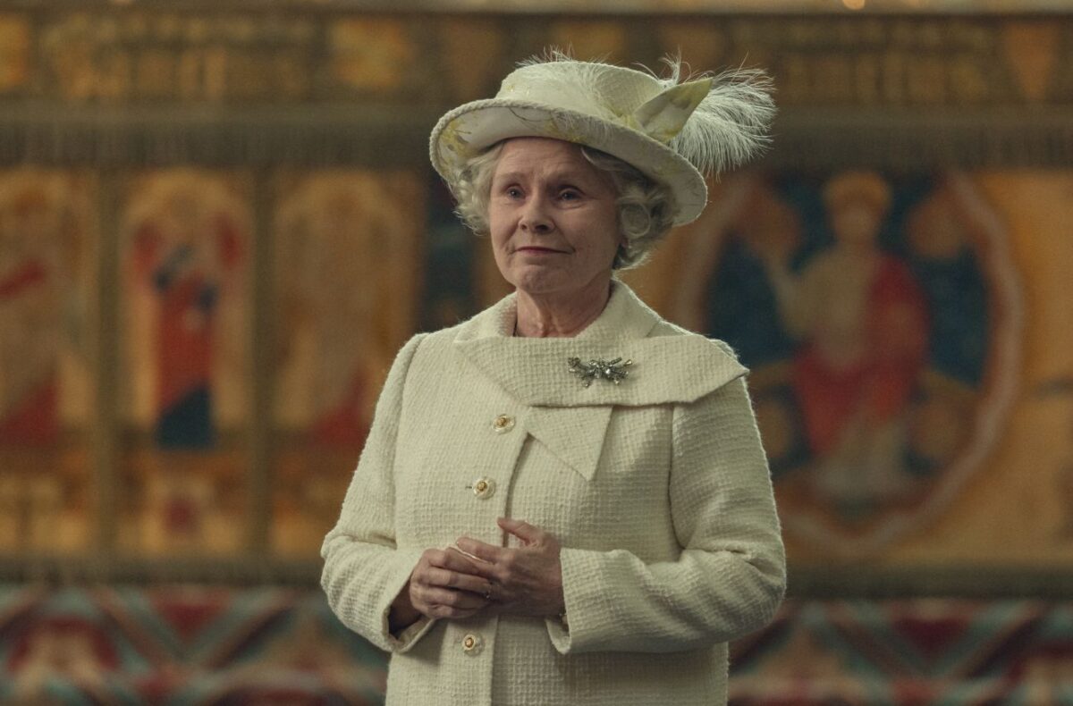 Imelda Stauton jako královna Alžběta II. v seriálu Koruna.