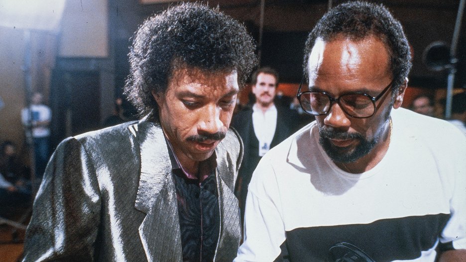 Lionel Richie a Quincy Jones ve studiu A&M při nahrávání písně We Are the World v roce 1985. 