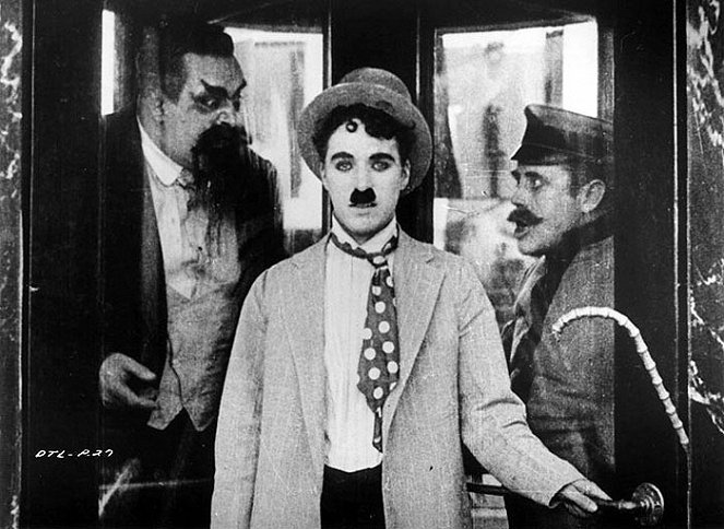 Charlie Chaplin v komedii Chaplin v lázních z roku 1917.