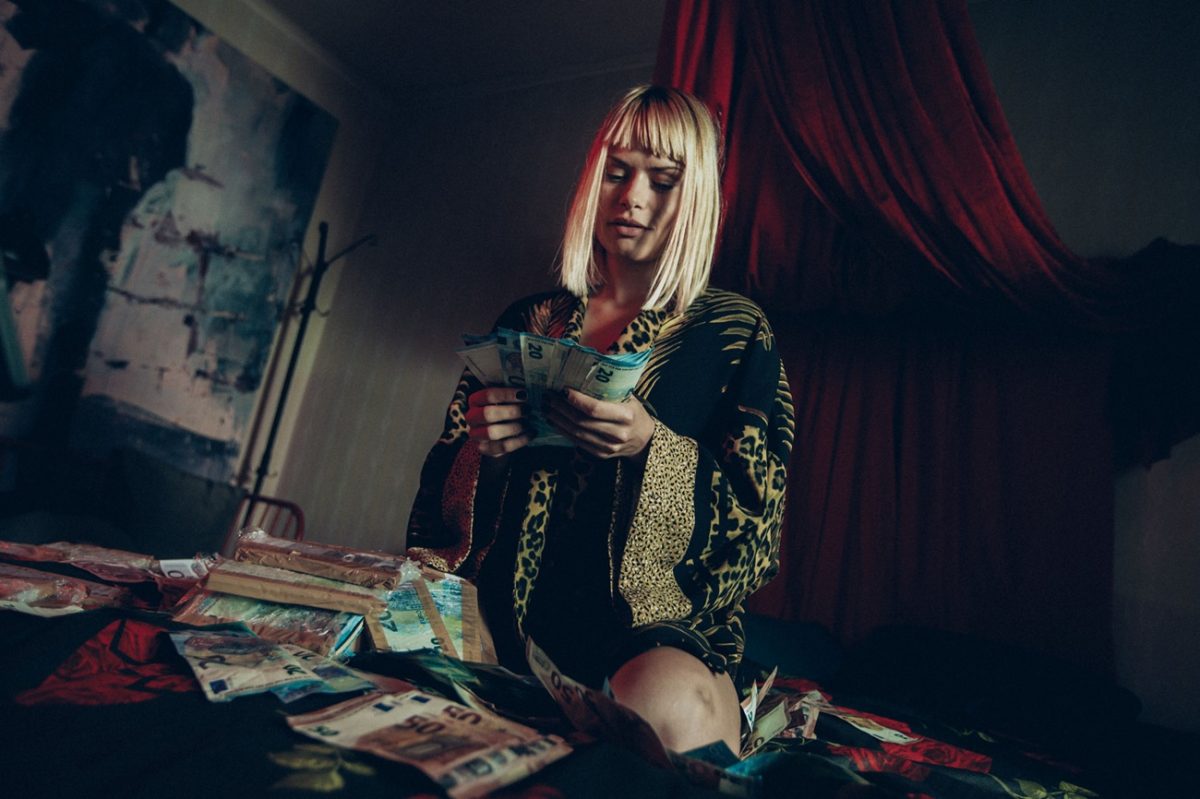 Fentasy - polonahá žena počítá peníze
